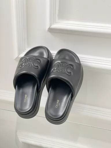 𝐂𝐄𝐋𝐈𝐍𝐄Thick-soled slippers make it as easy to grow taller as breathingEasily 5cm taller, lazy foot SS25 Block lambskin 🩴You will feel completely different when you wear it 😜Looking tall and thin, the proportion is particularly good (especially for short people, it can be matched with various small skirts in summer, and it is effortless to wear a hot girl feeling