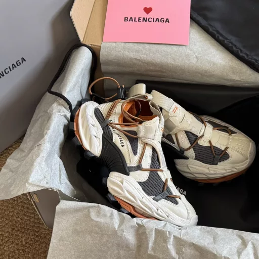 Balenciaga Hike Sneaker couple's model, tire shoes, hiking shoes, dad shoes, leisure, outdoor sports shoesOriginal purchase, development, production The new Hike sneakers are inspired by outdoor sports shoes. Through the creation and reconstruction of classic elements, avant-garde outdoor style is created. To ensure excellent breathability, Hike sneakers are made of lightweight technology gradient mesh materials and no leather is used, which highlights Balenciaga's firm commitment to innovation and sustainable concepts.