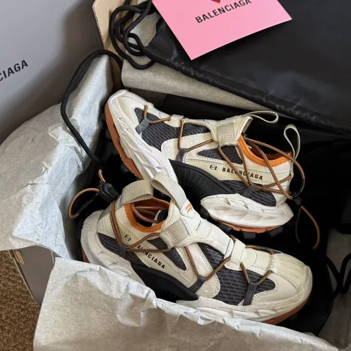 Balenciaga Hike Sneaker couple's model, tire shoes, hiking shoes, dad shoes, leisure, outdoor sports shoesOriginal purchase, development, production The new Hike sneakers are inspired by outdoor sports shoes. Through the creation and reconstruction of classic elements, avant-garde outdoor style is created. To ensure excellent breathability, Hike sneakers are made of lightweight technology gradient mesh materials and no leather is used, which highlights Balenciaga's firm commitment to innovation and sustainable concepts.