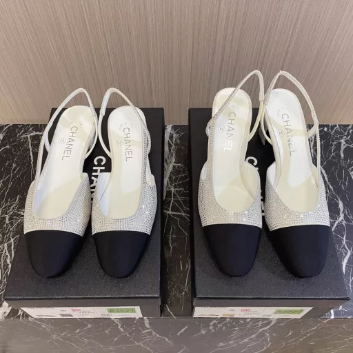 Chanel——The latest rhinestone thick-heeled sandals for spring and summer⚠Fashionable catwalk style❤Full rhinestone upper, hollow toe style on the inside, small logo embellishment, fashionable interpretation! A series that looks good no matter how you match it!