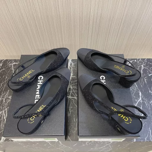 Chanel——The latest rhinestone thick-heeled sandals for spring and summer⚠Fashionable catwalk style❤Full rhinestone upper, hollow toe style on the inside, small logo embellishment, fashionable interpretation! A series that looks good no matter how you match it!