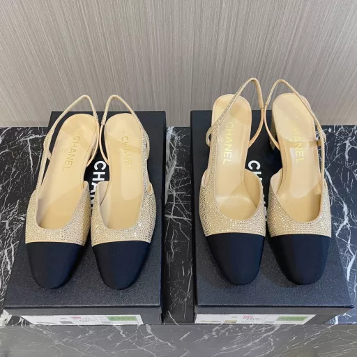 Chanel——The latest rhinestone thick-heeled sandals for spring and summer⚠Fashionable catwalk style❤Full rhinestone upper, hollow toe style on the inside, small logo embellishment, fashionable interpretation! A series that looks good no matter how you match it!