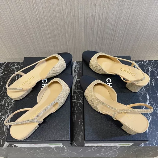 Chanel——The latest rhinestone thick-heeled sandals for spring and summer⚠Fashionable catwalk style❤Full rhinestone upper, hollow toe style on the inside, small logo embellishment, fashionable interpretation! A series that looks good no matter how you match it!