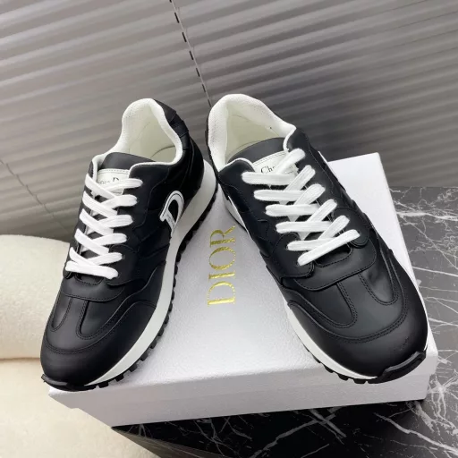 DIOR autumn and winter full leather sneakers; dad shoes…Classic and versatile, suitable for all seasons, can be matched with all kinds of clothing…The full leather surface material is very good on this pair of shoes, the CD logo outlined by thin lines on the side is also very unique, full of details ❤️, the new TP suction mold outsole sports style…