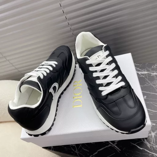 DIOR autumn and winter full leather sneakers; dad shoes…Classic and versatile, suitable for all seasons, can be matched with all kinds of clothing…The full leather surface material is very good on this pair of shoes, the CD logo outlined by thin lines on the side is also very unique, full of details ❤️, the new TP suction mold outsole sports style…