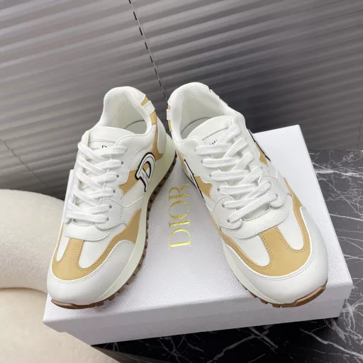 DIOR autumn and winter full leather sneakers; dad shoes…Classic and versatile, suitable for all seasons, can be matched with all kinds of clothing…The full leather surface material is very good on this pair of shoes, the CD logo outlined by thin lines on the side is also very unique, full of details ❤️, the new TP suction mold outsole sports style…