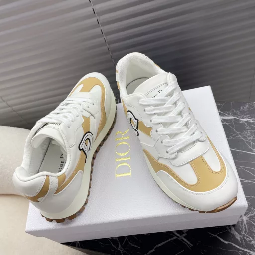 DIOR autumn and winter full leather sneakers; dad shoes…Classic and versatile, suitable for all seasons, can be matched with all kinds of clothing…The full leather surface material is very good on this pair of shoes, the CD logo outlined by thin lines on the side is also very unique, full of details ❤️, the new TP suction mold outsole sports style…
