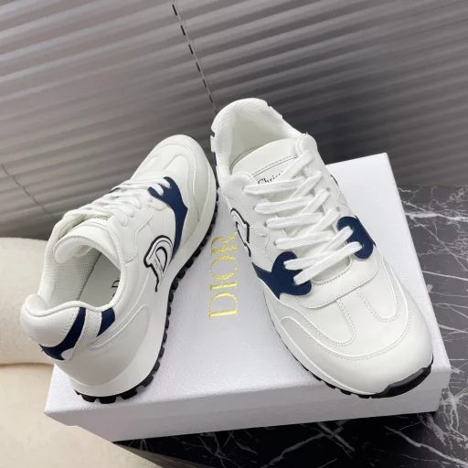 DIOR autumn and winter full leather sneakers; dad shoes…Classic and versatile, suitable for all seasons, can be matched with all kinds of clothing…The full leather surface material is very good on this pair of shoes, the CD logo outlined by thin lines on the side is also very unique, full of details ❤️, the new TP suction mold outsole sports style…