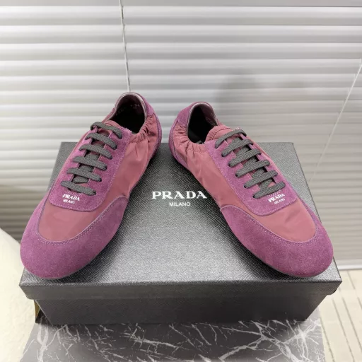 Prada's 2025 early spring new sports shoes, Dexter shoes, light and comfortable features create a more relaxed and casual feeling, the side elastic design makes it easier to put on and take off ~ Original suede upper stitching, lambskin pads, TPU outsole