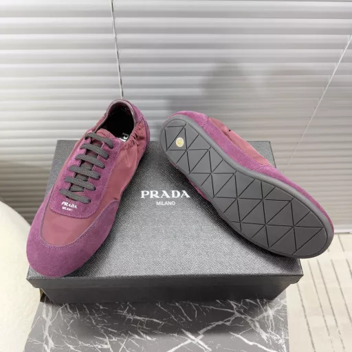 Prada's 2025 early spring new sports shoes, Dexter shoes, light and comfortable features create a more relaxed and casual feeling, the side elastic design makes it easier to put on and take off ~ Original suede upper stitching, lambskin pads, TPU outsole