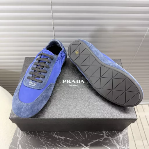 Prada's 2025 early spring new sports shoes, Dexter shoes, light and comfortable features create a more relaxed and casual feeling, the side elastic design makes it easier to put on and take off ~ Original suede upper stitching, lambskin pads, TPU outsole
