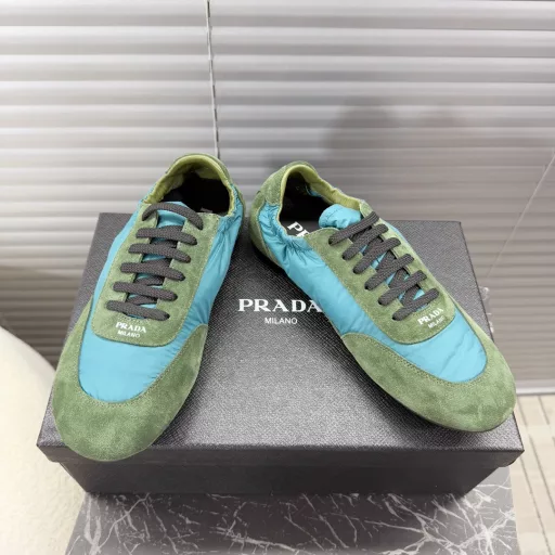 Prada's 2025 early spring new sports shoes, Dexter shoes, light and comfortable features create a more relaxed and casual feeling, the side elastic design makes it easier to put on and take off ~ Original suede upper stitching, lambskin pads, TPU outsole
