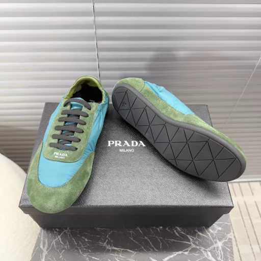 Prada's 2025 early spring new sports shoes, Dexter shoes, light and comfortable features create a more relaxed and casual feeling, the side elastic design makes it easier to put on and take off ~ Original suede upper stitching, lambskin pads, TPU outsole
