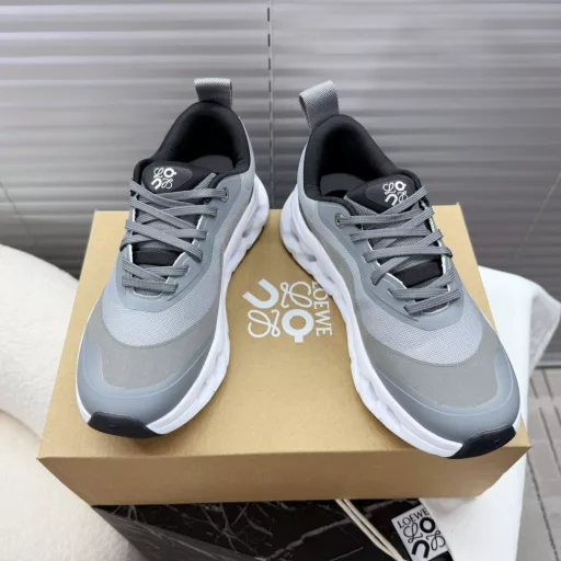 Loewe x on joint collaboration❗️Loewe x On, joint series couples, Cloudtilt2.0 super light sports shoes~ The fashionable color combination of advanced gradient layers complements Loewe's unique color aesthetic language. The breathable upper is made of fiber and mesh cloth, and the sole is made of exclusive lightweight foam rubber. The classic logo of Loewe and On is printed on the side of the shoe~This series created by on is designed for urban and outdoor activities. It is a recommended model for sports, comfort and lightness