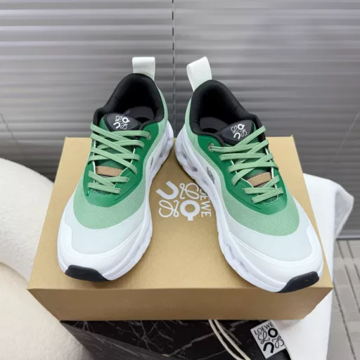 Loewe x on joint collaboration❗️Loewe x On, joint series couples, Cloudtilt2.0 super light sports shoes~ The fashionable color combination of advanced gradient layers complements Loewe's unique color aesthetic language. The breathable upper is made of fiber and mesh cloth, and the sole is made of exclusive lightweight foam rubber. The classic logo of Loewe and On is printed on the side of the shoe~This series created by on is designed for urban and outdoor activities. It is a recommended model for sports, comfort and lightness