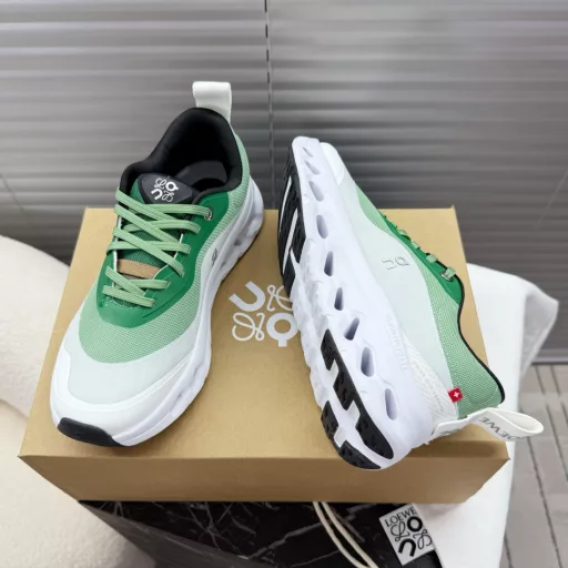 Loewe x on joint collaboration❗️Loewe x On, joint series couples, Cloudtilt2.0 super light sports shoes~ The fashionable color combination of advanced gradient layers complements Loewe's unique color aesthetic language. The breathable upper is made of fiber and mesh cloth, and the sole is made of exclusive lightweight foam rubber. The classic logo of Loewe and On is printed on the side of the shoe~This series created by on is designed for urban and outdoor activities. It is a recommended model for sports, comfort and lightness