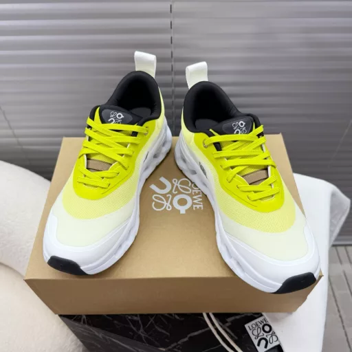 Loewe x on joint collaboration❗️Loewe x On, joint series couples, Cloudtilt2.0 super light sports shoes~ The fashionable color combination of advanced gradient layers complements Loewe's unique color aesthetic language. The breathable upper is made of fiber and mesh cloth, and the sole is made of exclusive lightweight foam rubber. The classic logo of Loewe and On is printed on the side of the shoe~This series created by on is designed for urban and outdoor activities. It is a recommended model for sports, comfort and lightness