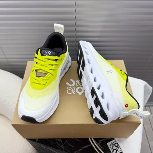 Loewe x on joint collaboration❗️Loewe x On, joint series couples, Cloudtilt2.0 super light sports shoes~ The fashionable color combination of advanced gradient layers complements Loewe's unique color aesthetic language. The breathable upper is made of fiber and mesh cloth, and the sole is made of exclusive lightweight foam rubber. The classic logo of Loewe and On is printed on the side of the shoe~This series created by on is designed for urban and outdoor activities. It is a recommended model for sports, comfort and lightness