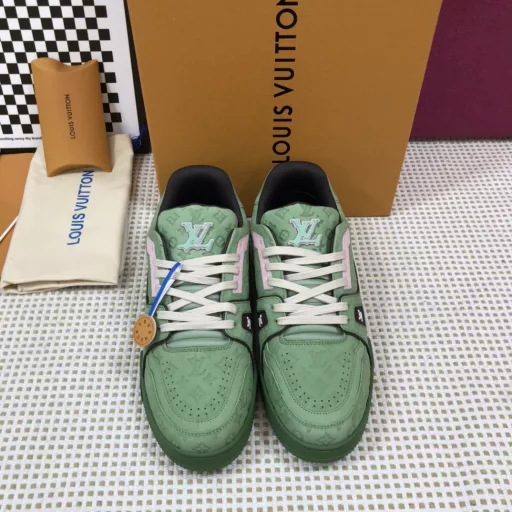 LV-Louis Vuitton PK all versions in the market New styles for catwalks Basketball shoes Purchasing quality1:1 development and reproduction of the original version!! Very comfortable to wear Fine workmanshipThe upper is made of Italian imported calfskin, with the brand LOGO and signature on the side, and imported breathable mesh lining, which is super comfortable to wear. The original factory special two-color TPU molded outsole. Package process Goodyear stitching and lock edge