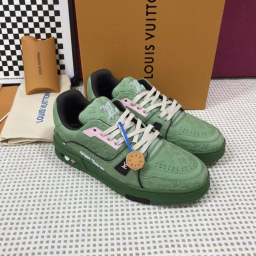 LV-Louis Vuitton PK all versions in the market New styles for catwalks Basketball shoes Purchasing quality1:1 development and reproduction of the original version!! Very comfortable to wear Fine workmanshipThe upper is made of Italian imported calfskin, with the brand LOGO and signature on the side, and imported breathable mesh lining, which is super comfortable to wear. The original factory special two-color TPU molded outsole. Package process Goodyear stitching and lock edge