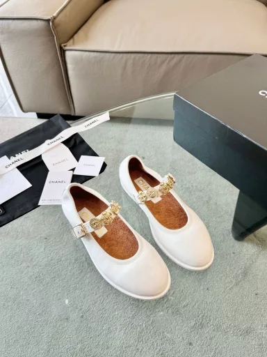 Chanel 2025 new high-end handcrafted series gold coin Mary Jane shoes ballet shoesGold coin retro vintage design~, capable and lazy and casual, a perfect sweet and cool style! The metal badge elements are very delicate, and every detail is really amazing! Wear it and you will be a fragrant girl! The exquisiteness is also full, a row of golden badges, tying the soul of Chanel to the straps.