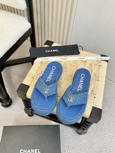 Chanel 2025ss spring and summer beach slippers sandals are very popular in the counter. A very difficult to buy shoe. The most popular thick-soled slippers on the entire network. It is conceivable that a small Chanel fan cannot miss it. It has both good looks and comfort. Simple and versatile thick soles** Super versatile, buy it with your eyes closed 😍Whoever wears it will look good