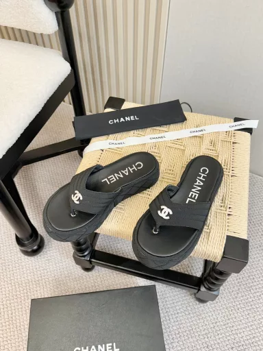 Chanel 2025ss spring and summer beach slippers sandals are very popular in the counter. A very difficult to buy shoe. The most popular thick-soled slippers on the entire network. It is conceivable that a small Chanel fan cannot miss it. It has both good looks and comfort. Simple and versatile thick soles** Super versatile, buy it with your eyes closed 😍Whoever wears it will look good