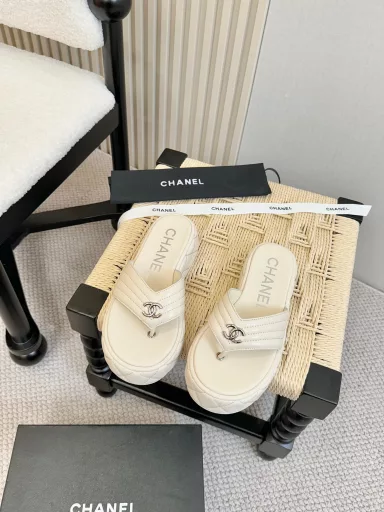 Chanel 2025ss spring and summer beach slippers sandals are very popular in the counter. A very difficult to buy shoe. The most popular thick-soled slippers on the entire network. It is conceivable that a small Chanel fan cannot miss it. It has both good looks and comfort. Simple and versatile thick soles** Super versatile, buy it with your eyes closed 😍Whoever wears it will look good