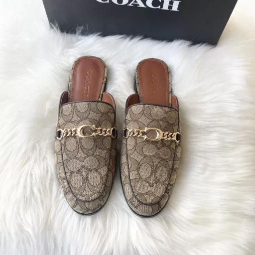 Coach horsebit slippers, easy to put on and take off, comfortable and versatile, original horsebit hardware buckle, imported mixed sheepskin on the surface, water-dyed sheepskin lining for the foot, and castor outsole for wear resistance and non-slip