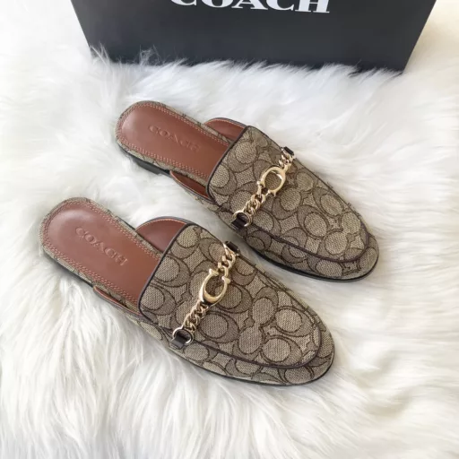 Coach horsebit slippers, easy to put on and take off, comfortable and versatile, original horsebit hardware buckle, imported mixed sheepskin on the surface, water-dyed sheepskin lining for the foot, and castor outsole for wear resistance and non-slip