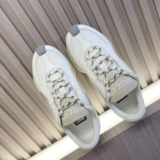 Gucci Run sports shoes are the latest couple sports shoes, running shoes…Super comfortable for running, super light and excellent wrapping, very sporty when paired with various series of pants…Genuine leather contrasting color with breathable mesh sand surface, super light MD sports sole