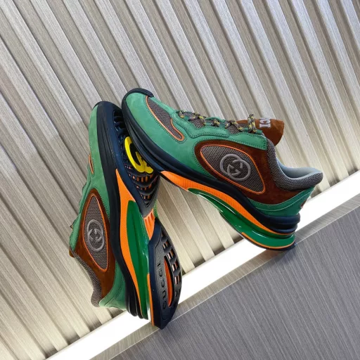 Gucci Run sports shoes are the latest couple sports shoes, running shoes…Super comfortable for running, super light and excellent wrapping, very sporty when paired with various series of pants…Genuine leather contrasting color with breathable mesh sand surface, super light MD sports sole
