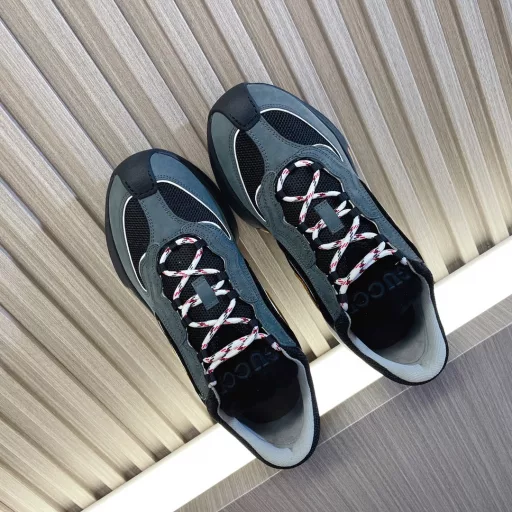 Gucci Run sports shoes are the latest couple sports shoes, running shoes…Super comfortable for running, super light and excellent wrapping, very sporty when paired with various series of pants…Genuine leather contrasting color with breathable mesh sand surface, super light MD sports sole