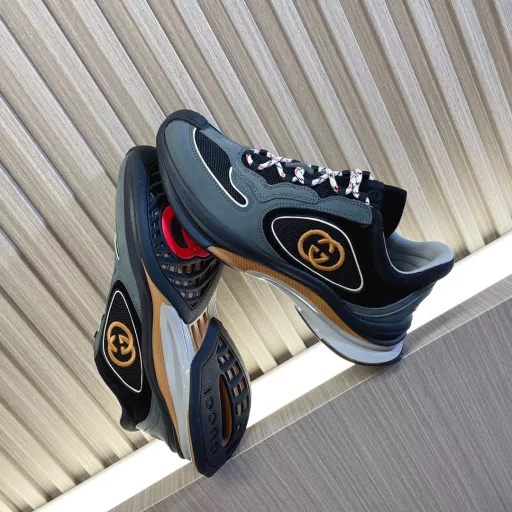 Gucci Run sports shoes are the latest couple sports shoes, running shoes…Super comfortable for running, super light and excellent wrapping, very sporty when paired with various series of pants…Genuine leather contrasting color with breathable mesh sand surface, super light MD sports sole