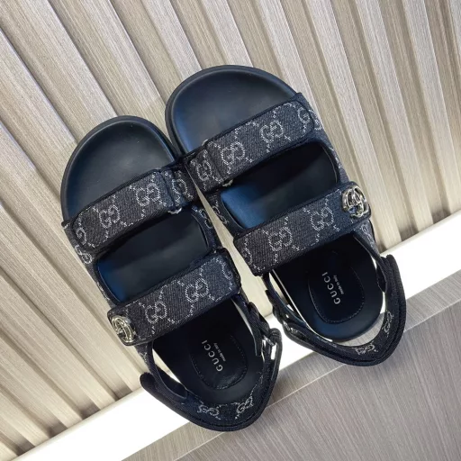 GucciBeach sandalsClassic floral sandals…Match with many skirts/pants, Internet celebrities wear them with different colored socks and they are also very fashionable💋💋Gucci classic floral fabric…hot rhinestone surface…TPU non-slip outsole…ZP molded midsole foot pad…original metal buckle/rhinestone surface