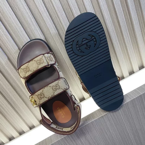 GucciBeach sandalsClassic floral sandals…Match with many skirts/pants, Internet celebrities wear them with different colored socks and they are also very fashionable💋💋Gucci classic floral fabric…hot rhinestone surface…TPU non-slip outsole…ZP molded midsole foot pad…original metal buckle/rhinestone surface