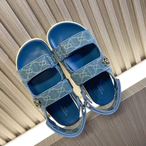 GucciBeach sandalsClassic floral sandals…Match with many skirts/pants, Internet celebrities wear them with different colored socks and they are also very fashionable💋💋Gucci classic floral fabric…hot rhinestone surface…TPU non-slip outsole…ZP molded midsole foot pad…original metal buckle/rhinestone surface