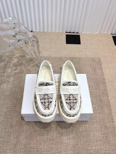 Dior 25 Spring/Summer new ultra-light loafers‼ ️Brand new thick soles The layout strives to create a fashionable and classic item The new product created by the first big show of Paris Fashion Week The inspiration is cleverly combined by the main designer of d on the perfect shoe shape. With the brand buckle, it is more fashionable! The original version is perfect and exquisite workmanship