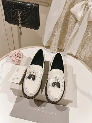 New Spring and Summer Loafers Exclusive BrunelloCucinelli The classic inspiration from loafers defines the modern and elegant style of this new rubber-soled shoe. The precious imported calf open-edge beads show unique mottled patterns and ultra-light natural rubber soles. Let you show your fashionable personality in comfort. It brings you better comfort and is a classic shoe that you don't want to take off once you put it on. It is a one-to-one replica of the original.
