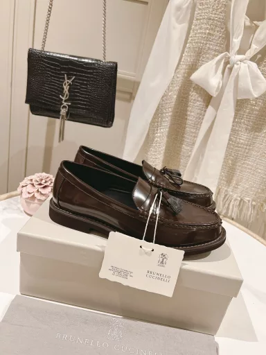 New Spring and Summer Loafers Exclusive BrunelloCucinelli The classic inspiration from loafers defines the modern and elegant style of this new rubber-soled shoe. The precious imported calf open-edge beads show unique mottled patterns and ultra-light natural rubber soles. Let you show your fashionable personality in comfort. It brings you better comfort and is a classic shoe that you don't want to take off once you put it on. It is a one-to-one replica of the original.