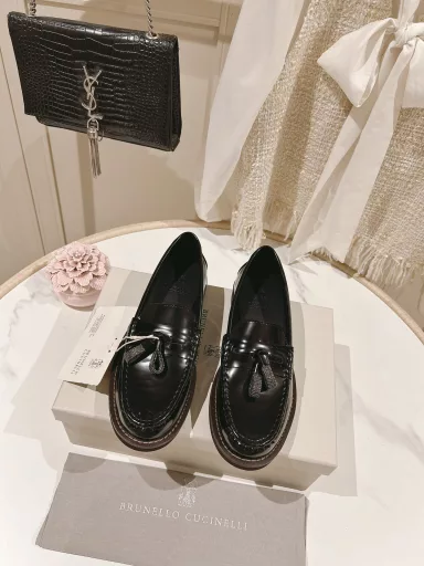 New Spring and Summer Loafers Exclusive BrunelloCucinelli The classic inspiration from loafers defines the modern and elegant style of this new rubber-soled shoe. The precious imported calf open-edge beads show unique mottled patterns and ultra-light natural rubber soles. Let you show your fashionable personality in comfort. It brings you better comfort and is a classic shoe that you don't want to take off once you put it on. It is a one-to-one replica of the original.