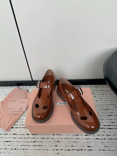 Miumiu 2024 new square toe thick heel retro rocker loafersA bit of a retro lady's style, the more I look at it, the more I like it. The classic black color is cute and elegant. It doesn't make your feet tired or stressed when you walk. The classic letter buckle on the side is even more unique and eye-catching.