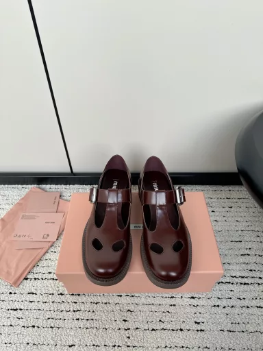 Miumiu 2024 new square toe thick heel retro rocker loafersA bit of a retro lady's style, the more I look at it, the more I like it. The classic black color is cute and elegant. It doesn't make your feet tired or stressed when you walk. The classic letter buckle on the side is even more unique and eye-catching.