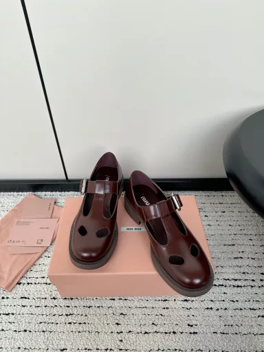 Miumiu 2024 new square toe thick heel retro rocker loafersA bit of a retro lady's style, the more I look at it, the more I like it. The classic black color is cute and elegant. It doesn't make your feet tired or stressed when you walk. The classic letter buckle on the side is even more unique and eye-catching.