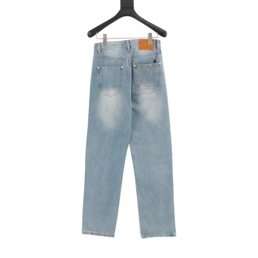 Louis Vuitton LV embroidered pocket denim blue denim trousersOriginal purchase, original 480g denim fabric, breathable and comfortable after washing, with chessboard hardware original mold buttons, the shape is upright and stylish. The washed color is comparable to the YB effect, and the pearl material buttons are customized. The imported special machine mold hardware is used, and the embroidered LOGO leather tag has a three-dimensional effect and excellent restoration of each detail. It feels thick and delicate. The overall gloss is good after washing, and it feels soft, thick and delicate. It is a purchasing agent level, the style is simple and versatile, and it is the same style for men and women!