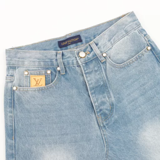 Louis Vuitton LV embroidered pocket denim blue denim trousersOriginal purchase, original 480g denim fabric, breathable and comfortable after washing, with chessboard hardware original mold buttons, the shape is upright and stylish. The washed color is comparable to the YB effect, and the pearl material buttons are customized. The imported special machine mold hardware is used, and the embroidered LOGO leather tag has a three-dimensional effect and excellent restoration of each detail. It feels thick and delicate. The overall gloss is good after washing, and it feels soft, thick and delicate. It is a purchasing agent level, the style is simple and versatile, and it is the same style for men and women!