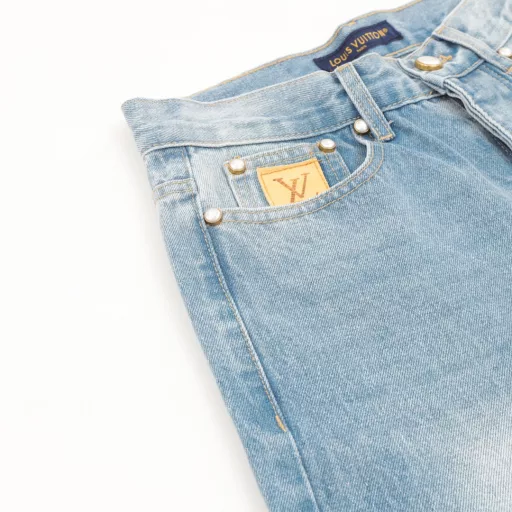 Louis Vuitton LV embroidered pocket denim blue denim trousersOriginal purchase, original 480g denim fabric, breathable and comfortable after washing, with chessboard hardware original mold buttons, the shape is upright and stylish. The washed color is comparable to the YB effect, and the pearl material buttons are customized. The imported special machine mold hardware is used, and the embroidered LOGO leather tag has a three-dimensional effect and excellent restoration of each detail. It feels thick and delicate. The overall gloss is good after washing, and it feels soft, thick and delicate. It is a purchasing agent level, the style is simple and versatile, and it is the same style for men and women!