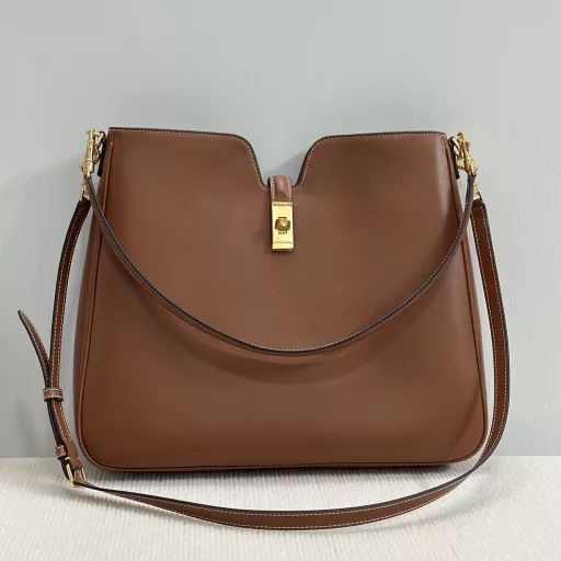 CE's new Camille 16 SoftCE's new camille has quietly returned to minimalist elegance, as can be seen from the latest Camille 16 Soft bag, a new member of the 16 Soft series. This new design retains the iconic soft lines of the 16Soft series, and uses the Hobo outline to outline a sense of casual calmness, showing that this is not a bag that deliberately attracts attention, but captures people's hearts with its low-key and restrained charm.The Camille 16 Soft bag is made of smooth calfskin, which has a natural luster. The overall shape is smooth and stiff, and the front of the bag is decorated with the brand's classic 16 metal lock details. Without too much decoration, it can just show the taste. Camille 16 Soft is available in two sizes, medium and small. The colors range from calm black, classic tan, to warm white to light yellow sand. Each color echoes the brand's insistence on eternal aesthetics. As long as you wear it casually, you will have an effortless sense of fashion.