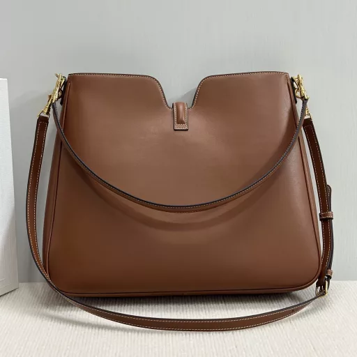 CE's new Camille 16 SoftCE's new camille has quietly returned to minimalist elegance, as can be seen from the latest Camille 16 Soft bag, a new member of the 16 Soft series. This new design retains the iconic soft lines of the 16Soft series, and uses the Hobo outline to outline a sense of casual calmness, showing that this is not a bag that deliberately attracts attention, but captures people's hearts with its low-key and restrained charm.The Camille 16 Soft bag is made of smooth calfskin, which has a natural luster. The overall shape is smooth and stiff, and the front of the bag is decorated with the brand's classic 16 metal lock details. Without too much decoration, it can just show the taste. Camille 16 Soft is available in two sizes, medium and small. The colors range from calm black, classic tan, to warm white to light yellow sand. Each color echoes the brand's insistence on eternal aesthetics. As long as you wear it casually, you will have an effortless sense of fashion.
