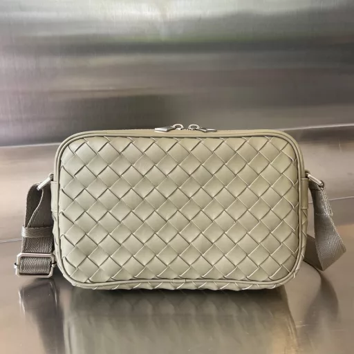 B's new product for autumn and winter 2022. Woven camera bag📷 Practical design, using soft cowhide weaving technology, the upper body has a sense of luxury [Victory] Double zipper opening and closing method, more secure, wide shoulder straps can be adjusted at will, easy to use and comfortable, the camera bag has a large enough capacity and fashionable attributes‼ ️It is super versatile for all kinds of people and scenes regardless of gender